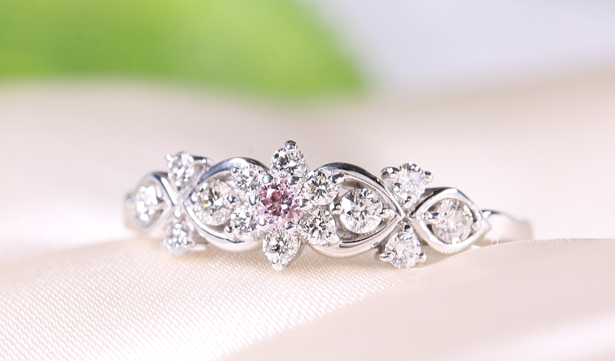 高品質ダイヤモンドと天然ピンクダイヤモンドの指輪